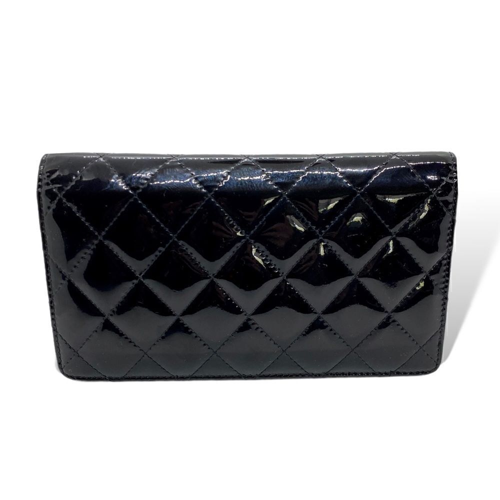 Chanel CC Yen Wallet in Quilted Patent Leather - Picture 10 of 11